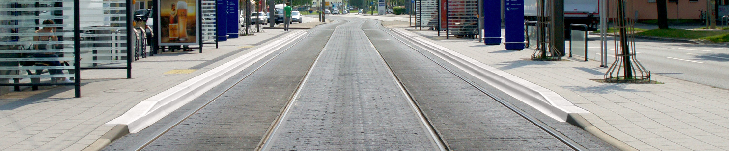 Gesamtansicht einer Straßenbahnhaltestelle in Kassel